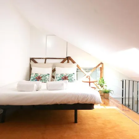 Your Second In Santa Apolonia Apartment Lisbon